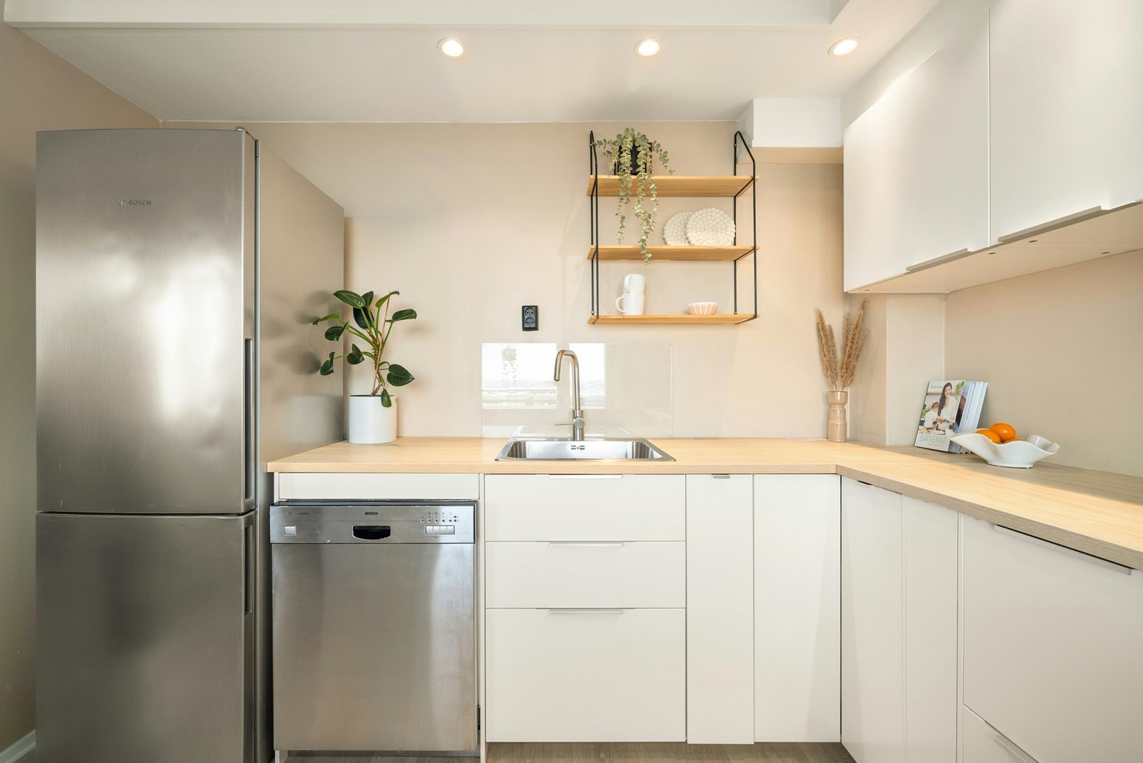 Verschmutzte Spülmaschine im Haushalt